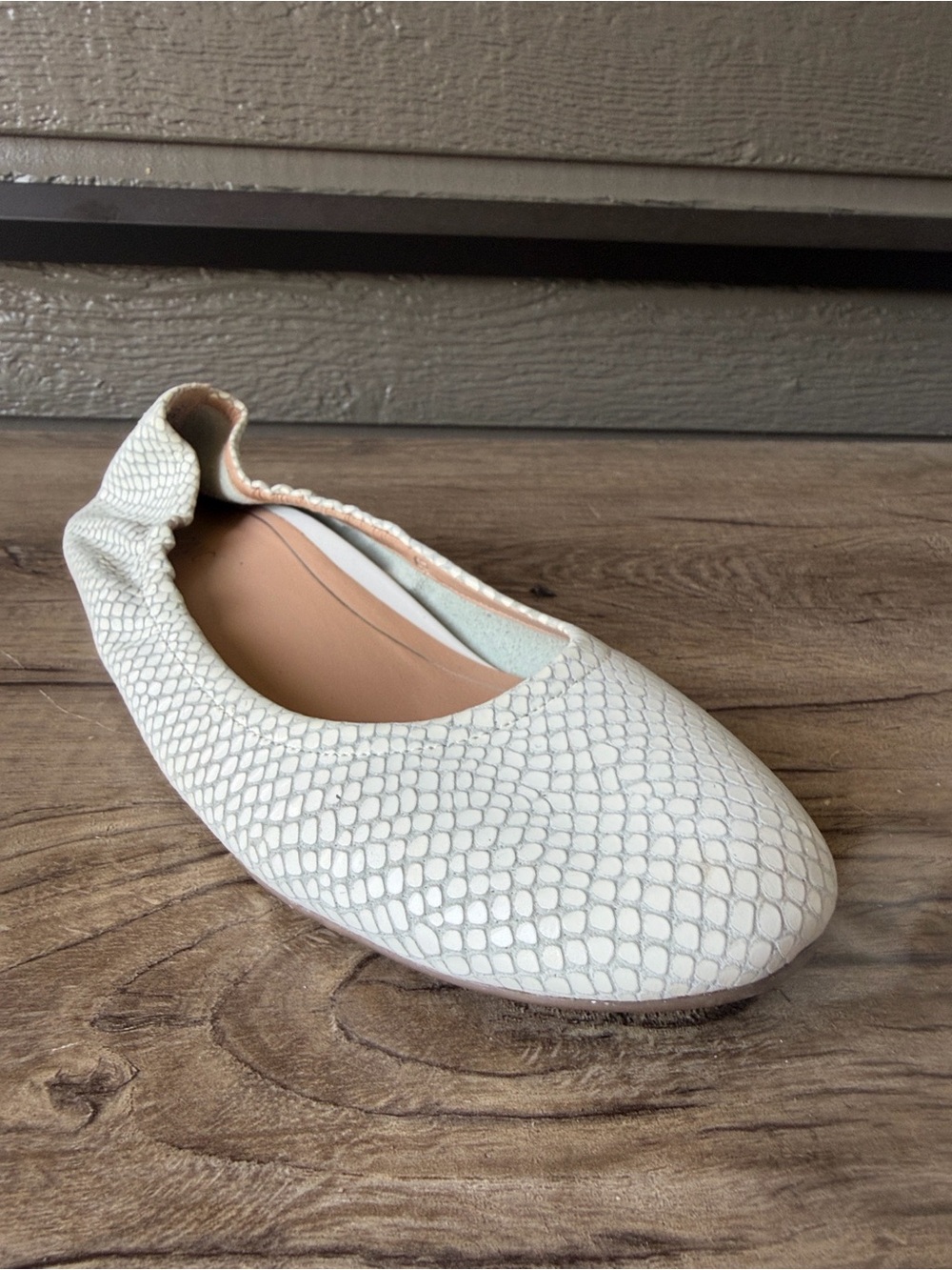 Vionic Women’s White Textured Slip-On Ballet Flats size 9.5 - Picture 6 of 8